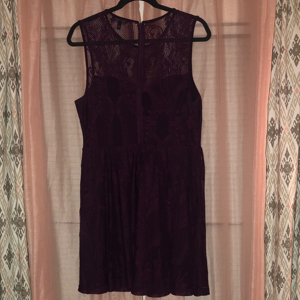 Sleeveless purple lace dress - Picture 2 of 5